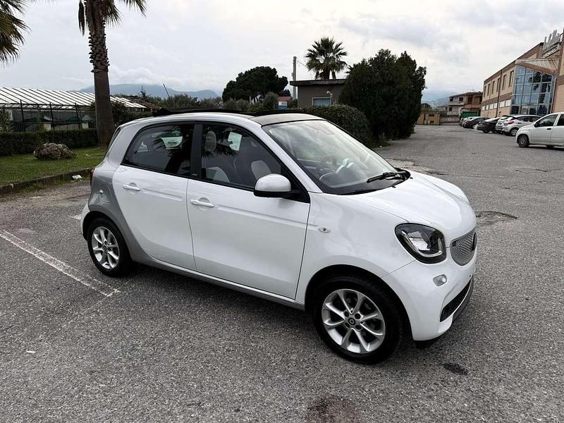 Usata Smart ForFour Passion 90 CV (66 kW) 2017 Grigio / bianco Utilitaria