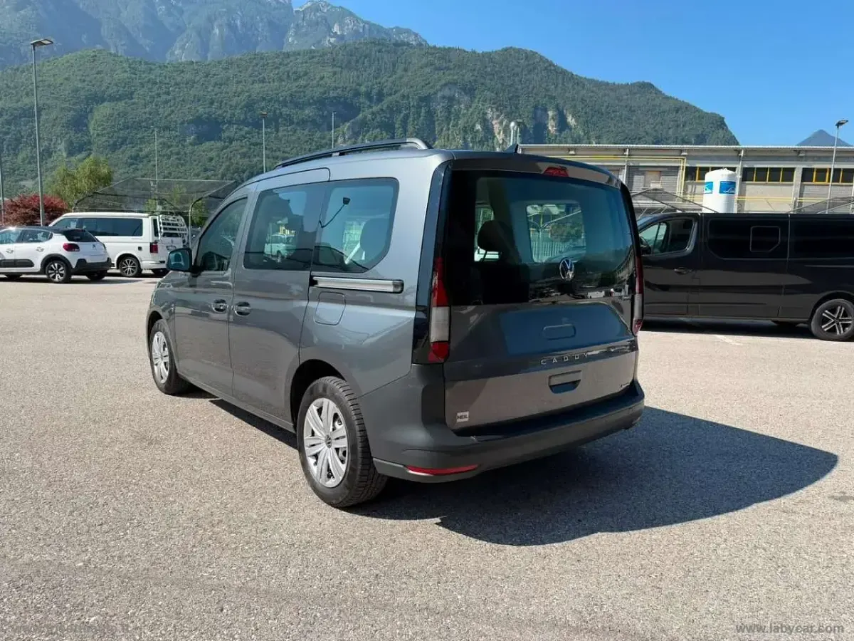 Usata VW Caddy 122 CV (89 kW) 2023 Grigio Monovolume