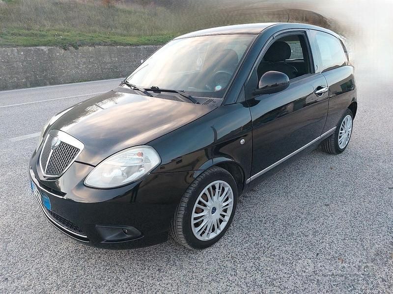 Begagnad Lancia Ypsilon 75 HK (55 kW) 2011 Svart Halvkombi