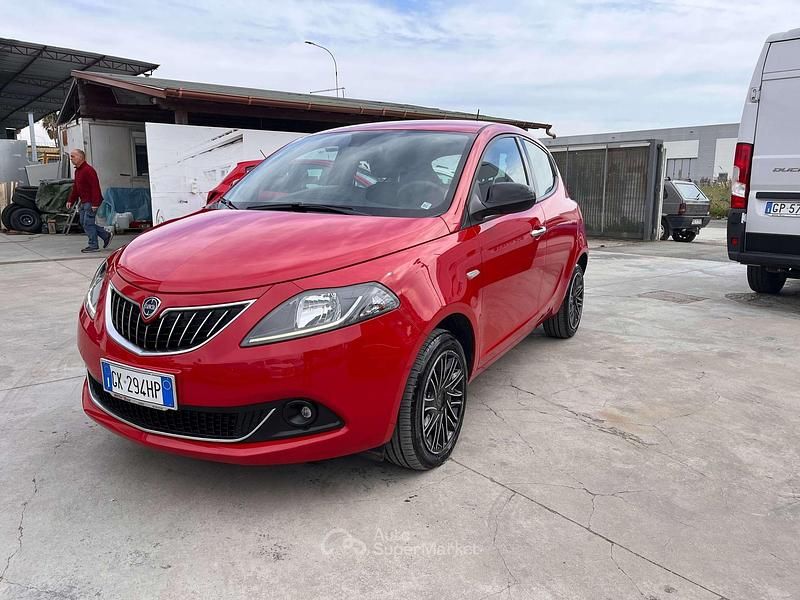 Usata Lancia Ypsilon Gold 69 CV (50 kW) 2023 Rosso Utilitaria