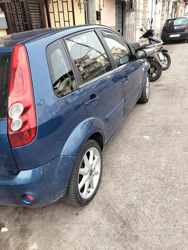 Usata Ford Fiesta 69 CV (50 kW) 2007 Blu Berlina