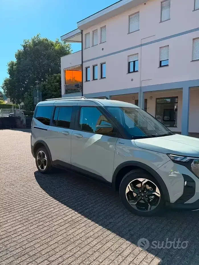 Usata Ford Tourneo 125 CV (91 kW) 2025 Grigio Monovolume