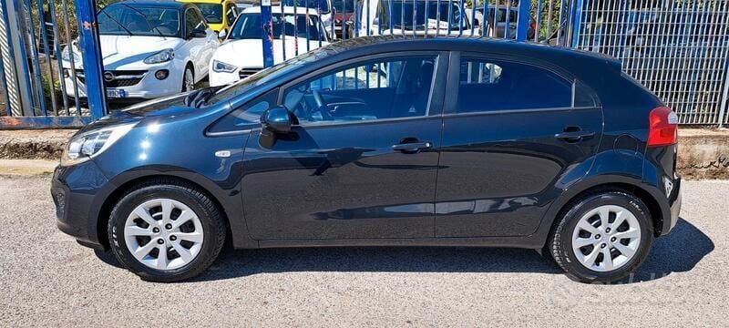 Usata Kia Rio Active 85 CV (62 kW) 2014 Grigio Berlina