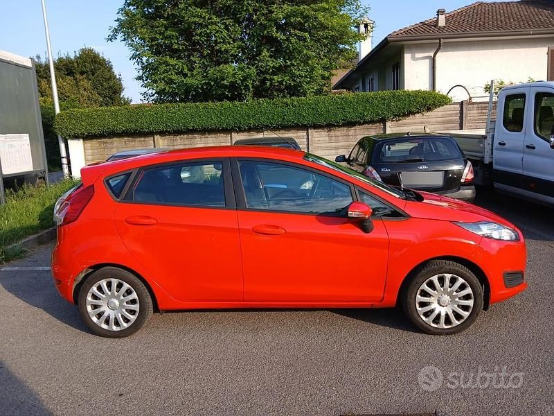 Usata Ford Fiesta 100 CV (73 kW) 2016 Rosso Berlina