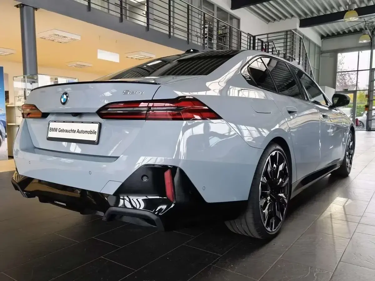 Usata BMW 520 M Sport 208 CV (152 kW) 2025 Brooklyn gray Berlina