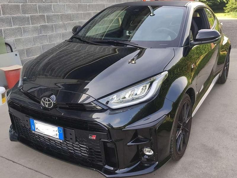 Nero Usata 2021 Toyota Yaris Tre volumi | 33.000 € (Ottimo prezzo) - Immagine 1/4