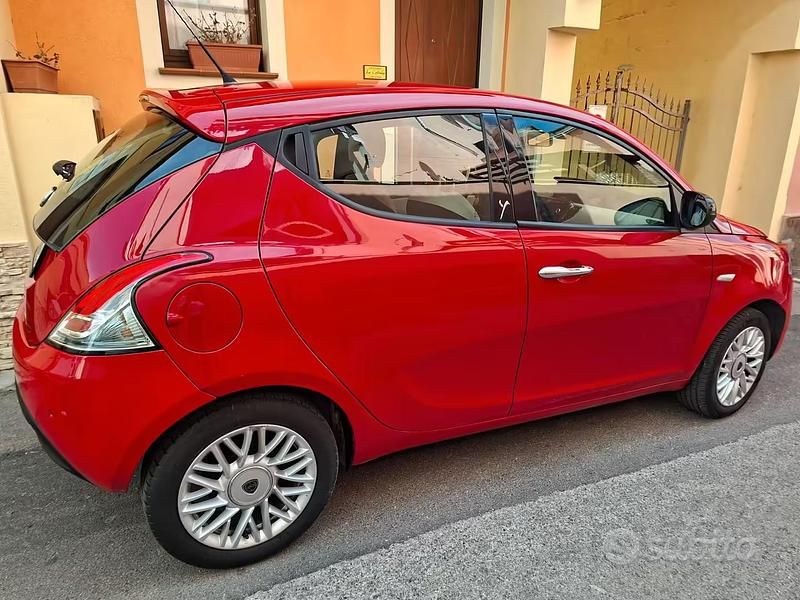 Usata Lancia Ypsilon 85 CV (62 kW) 2015 Rosso Utilitaria