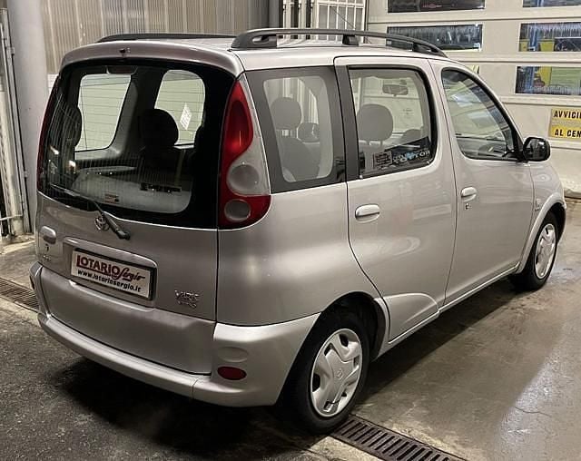 Usata Toyota Yaris 86 CV (63 kW) 2002 Argento Station wagon
