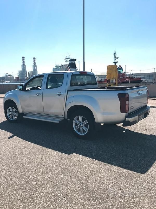 Usata Isuzu D-Max 163 CV (119 kW) 2017 Grigio SUV