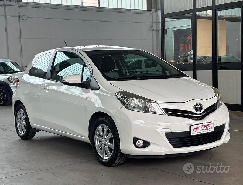 Usata Toyota Yaris Active 69 CV (50 kW) 2012 Bianco Utilitaria