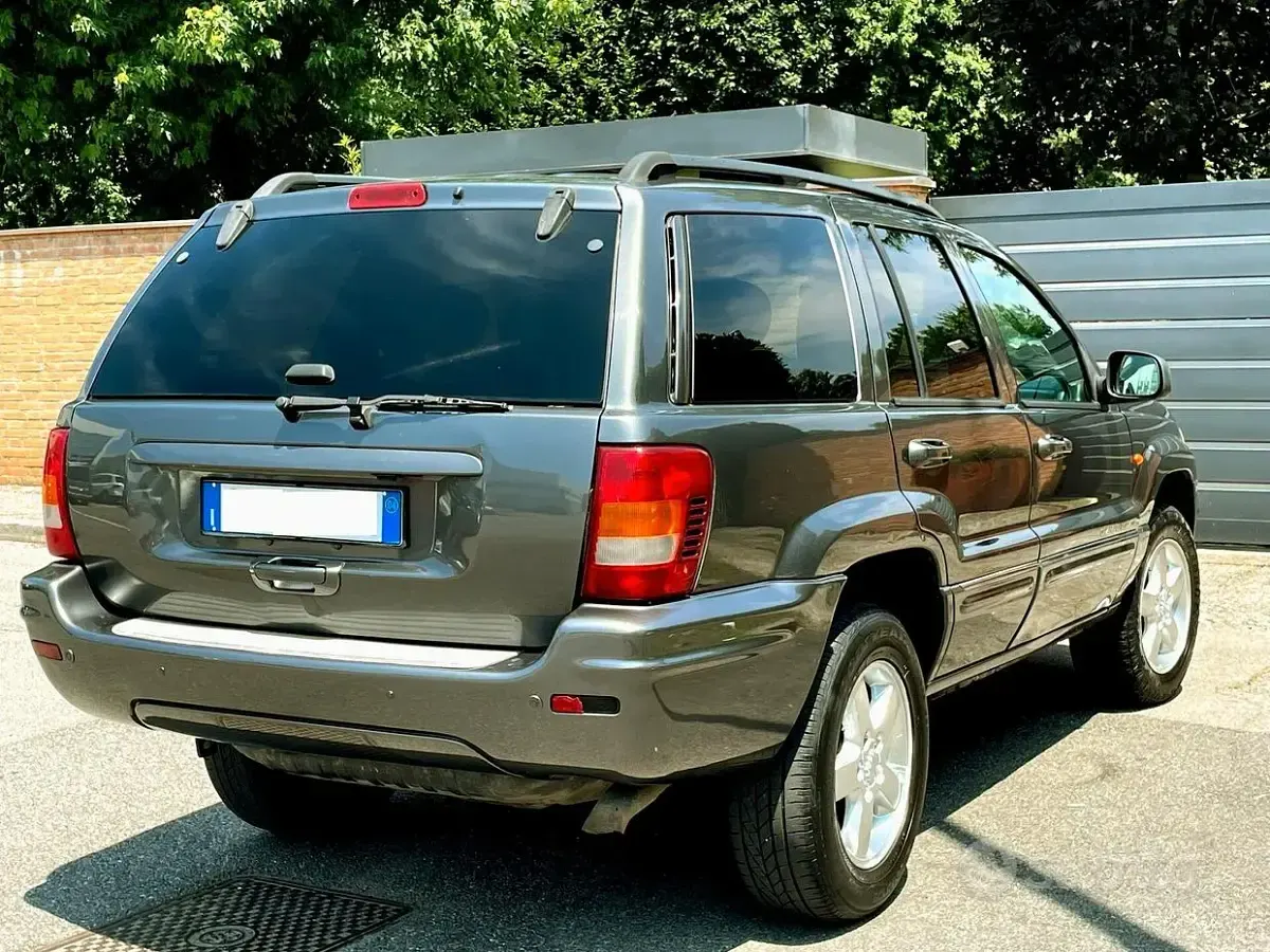 Usata Jeep Cherokee Overland 163 CV (119 kW) 2004 Grigio SUV