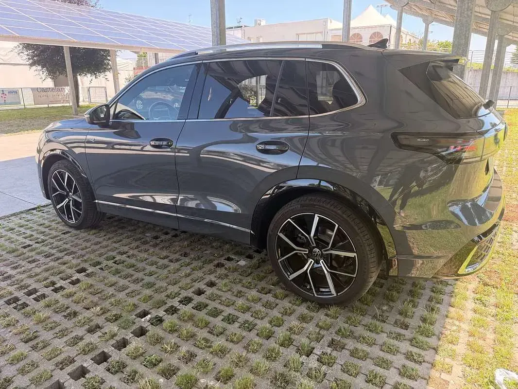 Usata VW Tiguan R-line 150 CV (110 kW) 2024 Grigio SUV