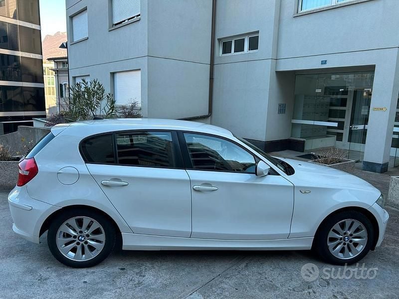 Usata BMW 118 143 CV (105 kW) 2010 Bianco Utilitaria