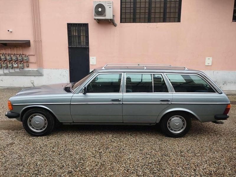 Usata Mercedes E200 109 CV (80 kW) 1983 Blu/azzurro Station wagon
