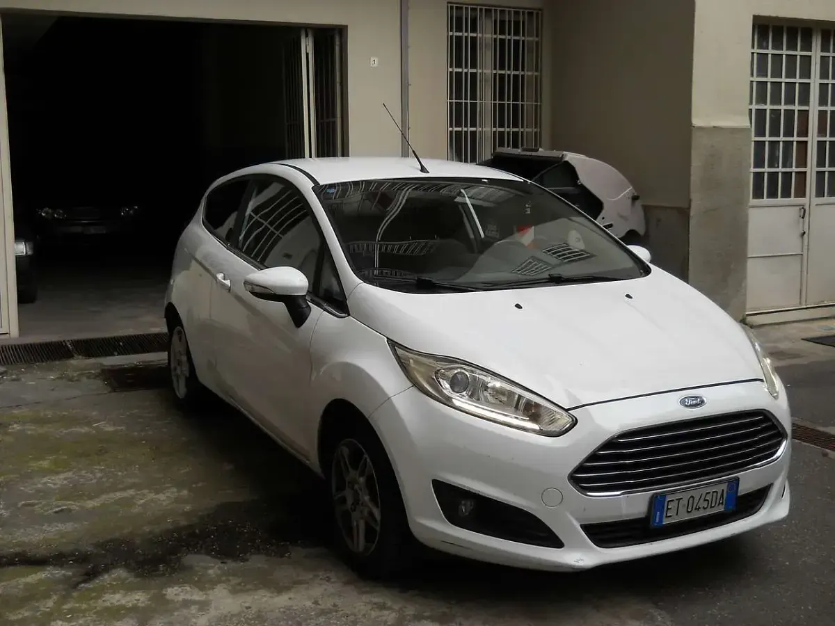 Usata Ford Fiesta Business Edition 97 CV (71 kW) 2013 Bianco Berlina