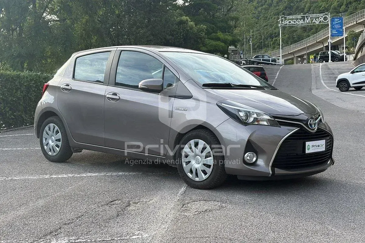 Usata Toyota Yaris Hybrid Active 74 CV (54 kW) 2015 Grigio Berlina