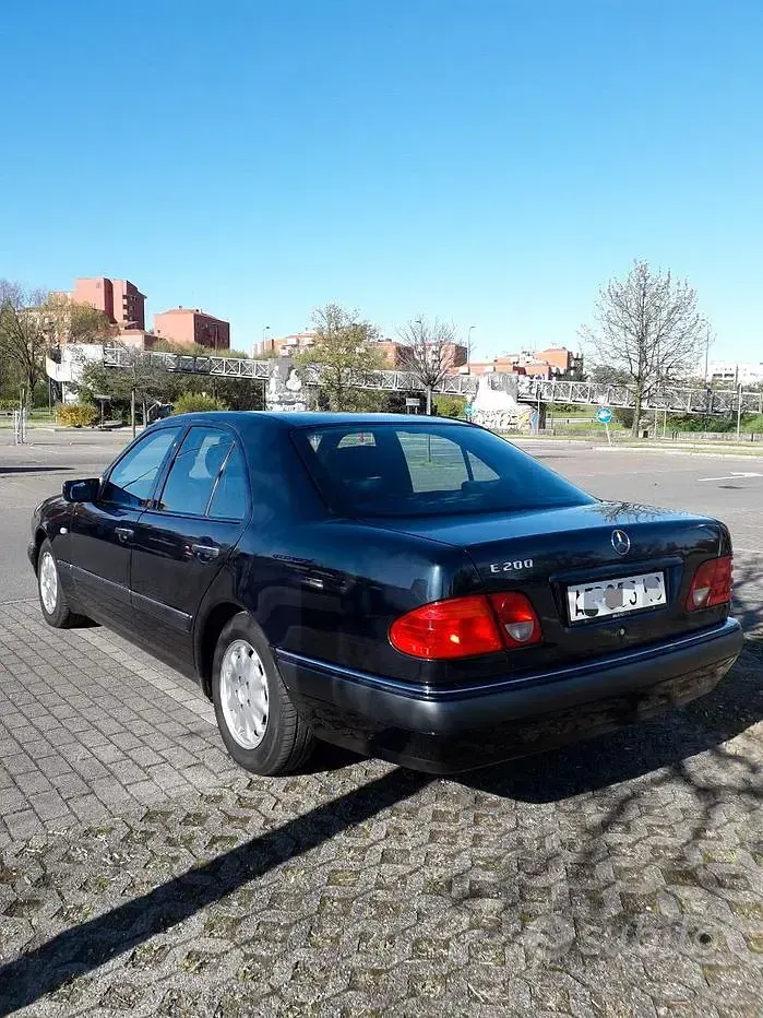 Usata Mercedes E200 Elegance 136 CV (100 kW) 1996 Blu Berlina