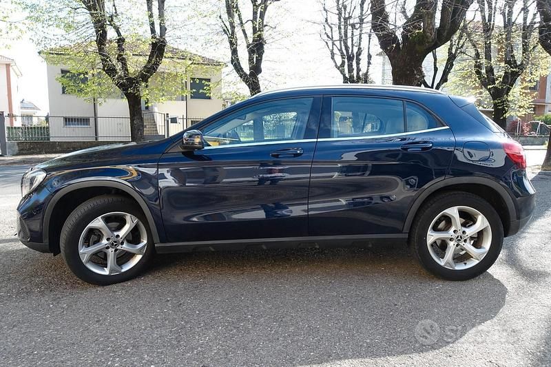 Usata Mercedes GLA180 Premium 109 CV (80 kW) 2017 Blu/azzurro SUV