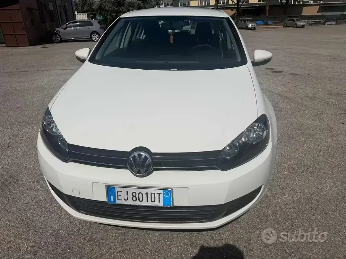Usata VW Golf VI 105 CV (77 kW) 2011 Bianco Berlina