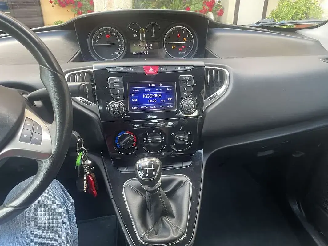 Usata Lancia Ypsilon Gold 69 CV (50 kW) 2017 Blu/azzurro Utilitaria