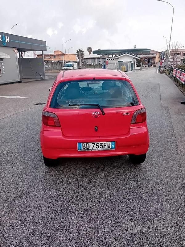 Usata Toyota Yaris 68 CV (50 kW) 1999 Rosso Berlina