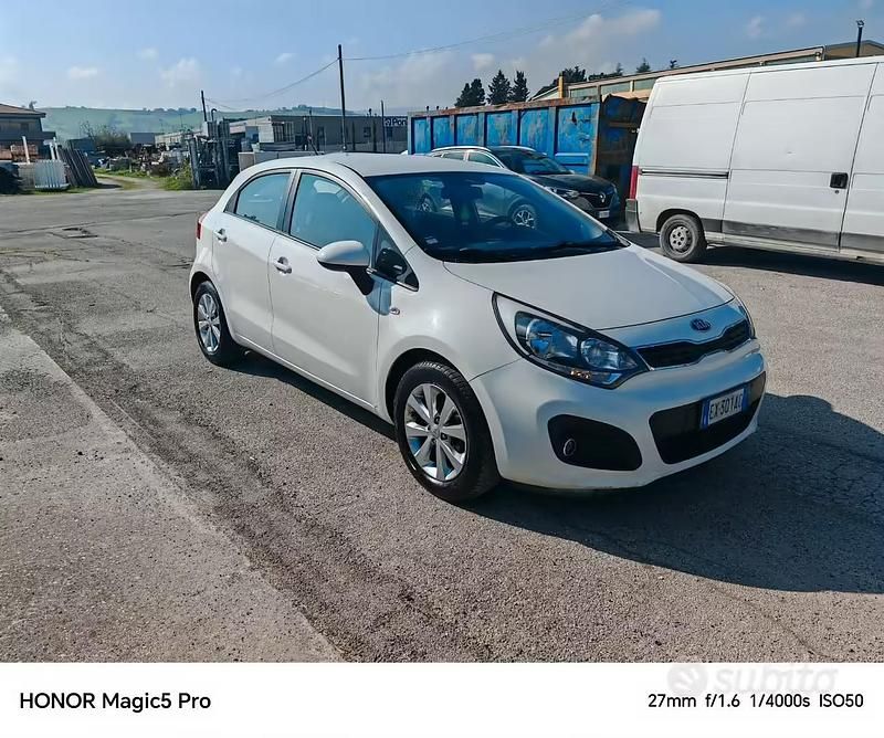 Usata Kia Rio 75 CV (55 kW) 2014 Bianco Berlina