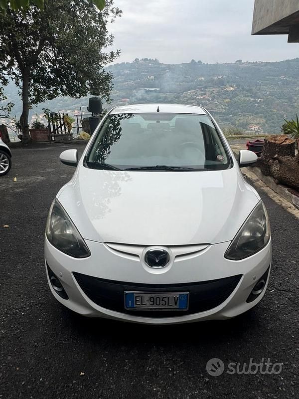 Usata Mazda 2 75 CV (55 kW) 2012 Bianco Berlina