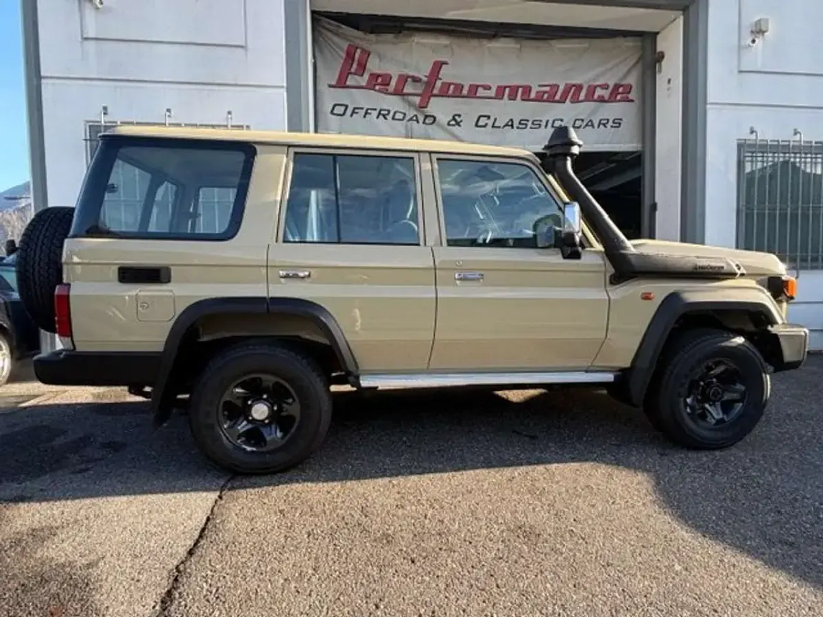 Nouă Toyota Land Cruiser 231 CP (169 kW) 2026 Bej SUV