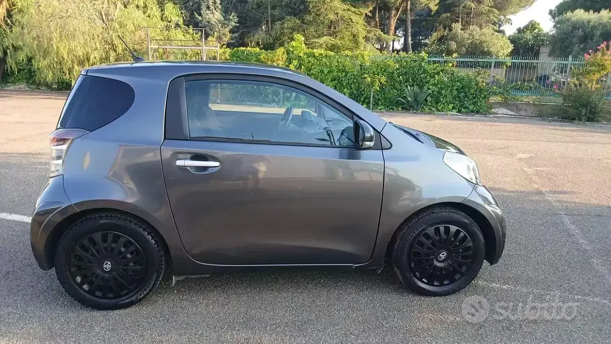 Usata Toyota iQ 90 CV (66 kW) 2010 Grigio Utilitaria