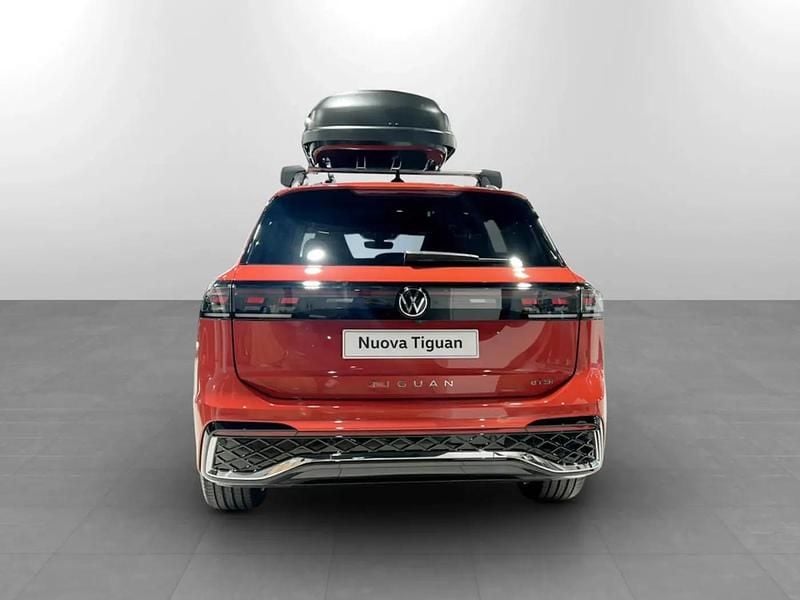 Nuova VW Tiguan R-line Plus 150 CV (110 kW) 2026 Persimmon red metallizzato SUV