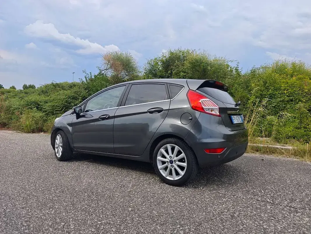 Usata Ford Fiesta Titanium 95 CV (69 kW) 2016 Grigio Utilitaria