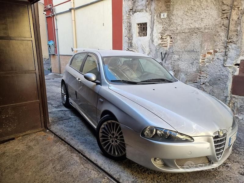 Grigio Usata 2004 Alfa Romeo 147 Due volumi | 3000 € - Immagine 1/4