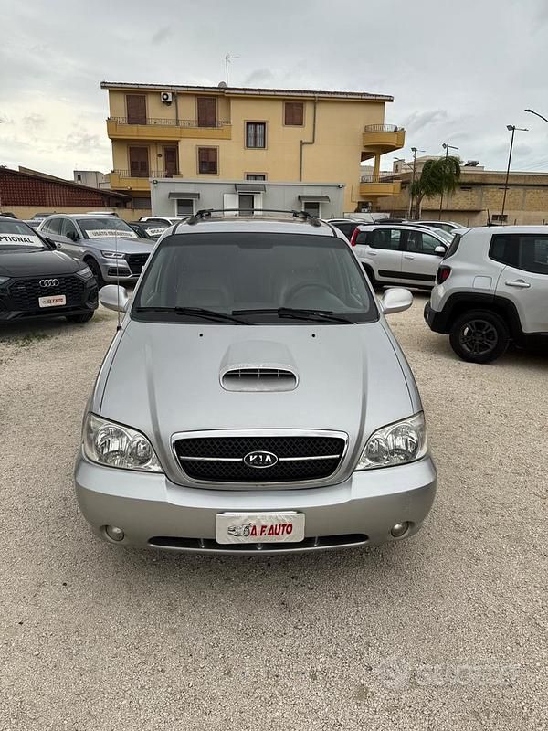 Usata Kia Carnival Comfort 145 CV (106 kW) 2004 Grigio Monovolume
