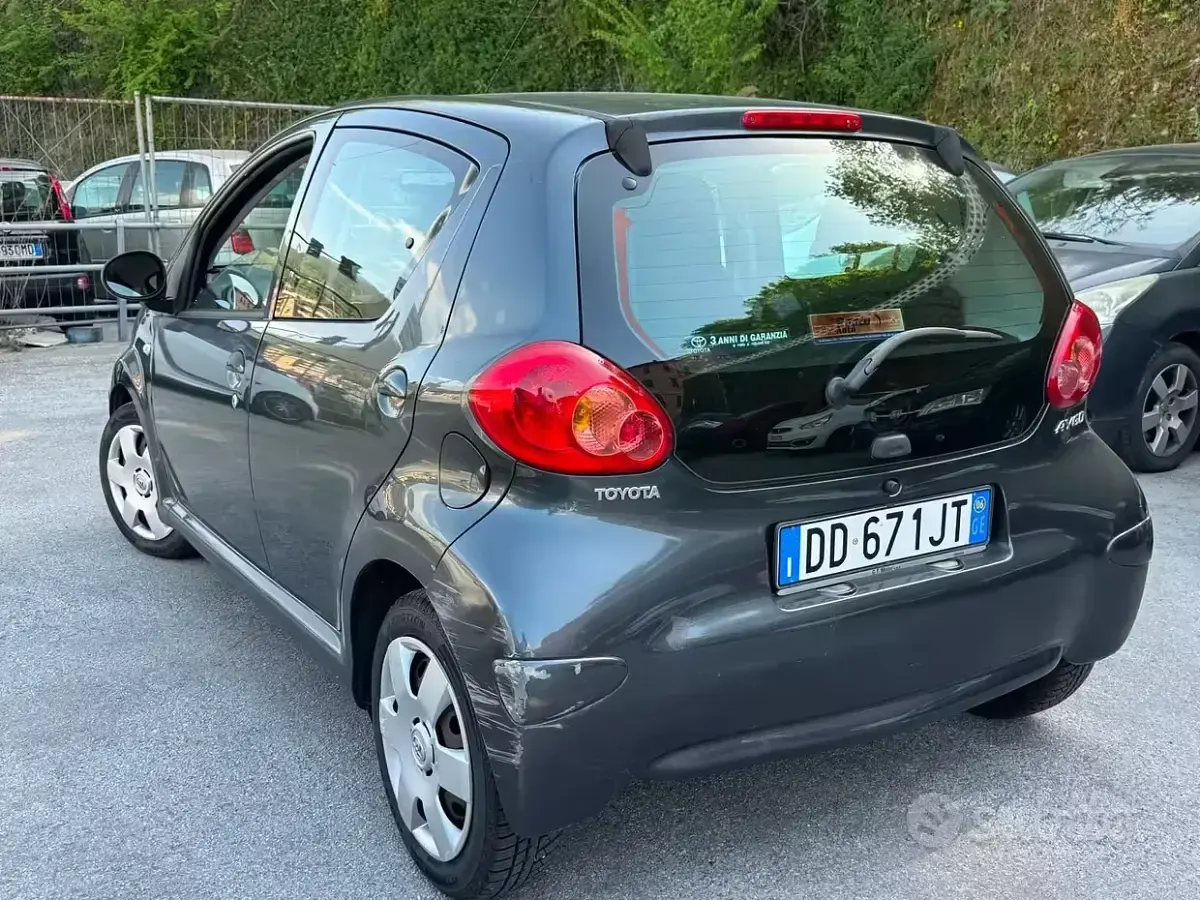 Usata Toyota Aygo 68 CV (50 kW) 2006 Grigio Utilitaria
