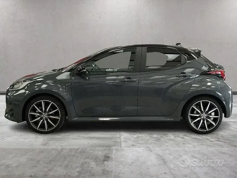 Usata Toyota Yaris Hybrid Sport 131 CV (96 kW) 2025 Grigio Berlina
