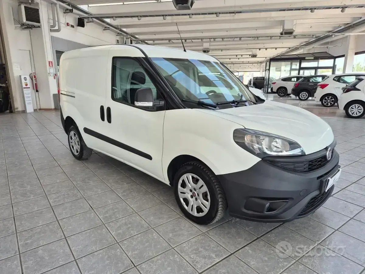 Usata Fiat Doblò Lounge 95 CV (69 kW) 2020 Bianco Monovolume