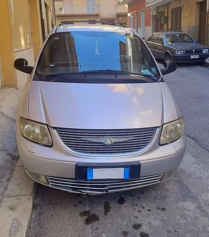 Usata Chrysler Voyager 141 CV (103 kW) 2004 Argento Monovolume