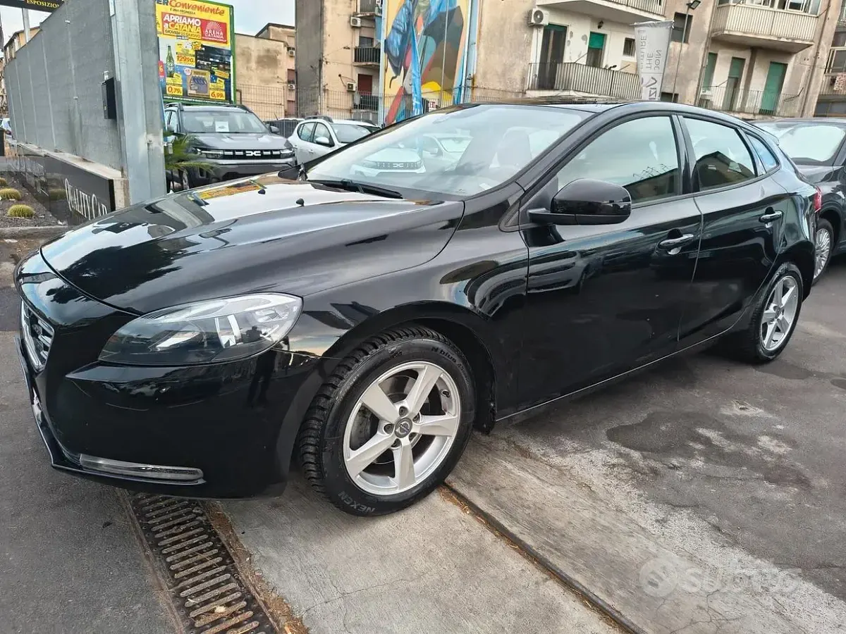 Usata Volvo V40 120 CV (88 kW) 2015 Nero Berlina