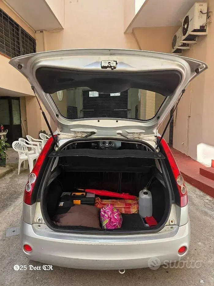 Usata Ford Fiesta Titanium 68 CV (50 kW) 2005 Grigio Utilitaria