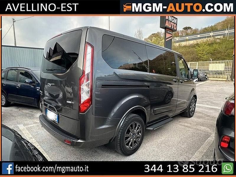 Usata Ford Tourneo 185 CV (136 kW) 2022 Grigio Monovolume