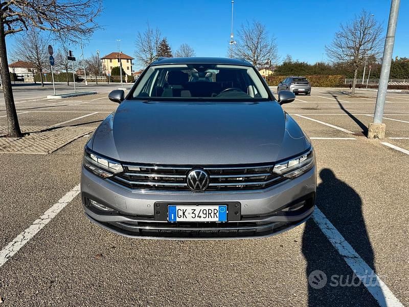 Usata VW Passat Business 150 CV (110 kW) 2022 Argento Station wagon