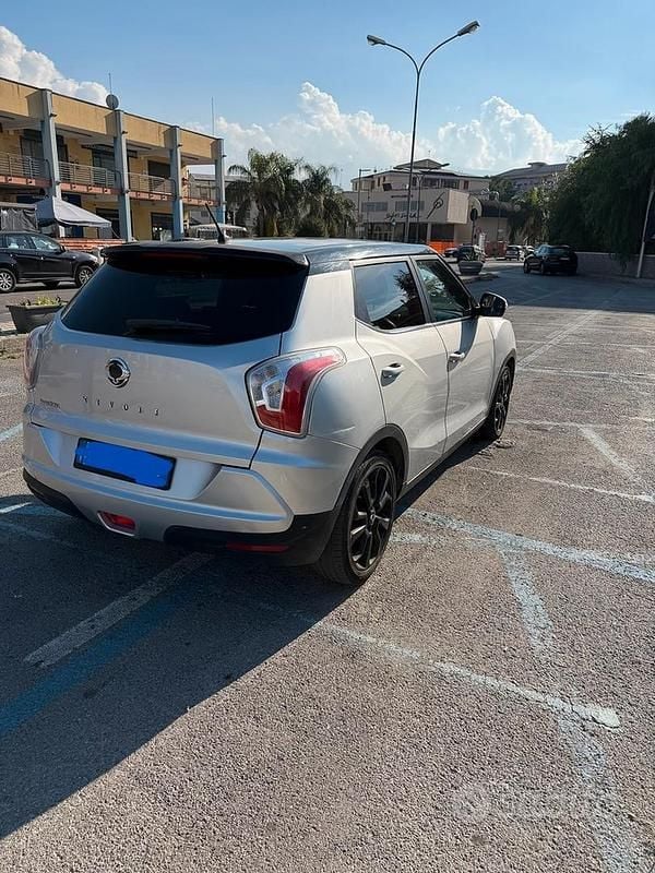 Usata Ssangyong (KGM) Tivoli 128 CV (94 kW) 2015 Grigio SUV