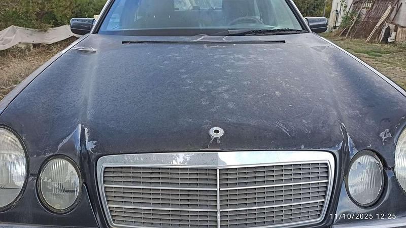 Usata Mercedes E220 Elegance 95 CV (69 kW) 1997 Nero Berlina