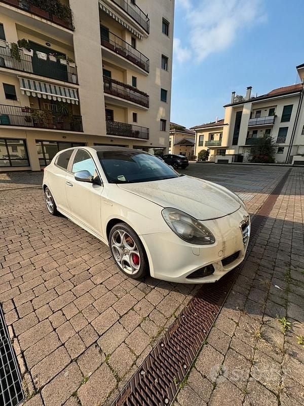 Bianco Usata 2012 Alfa Romeo Giulietta Tre volumi | 5000 € (Ottimo prezzo) - Immagine 1/4