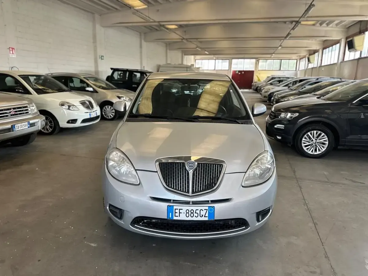 Usata Lancia Ypsilon 60 CV (44 kW) 2010 Argento Utilitaria