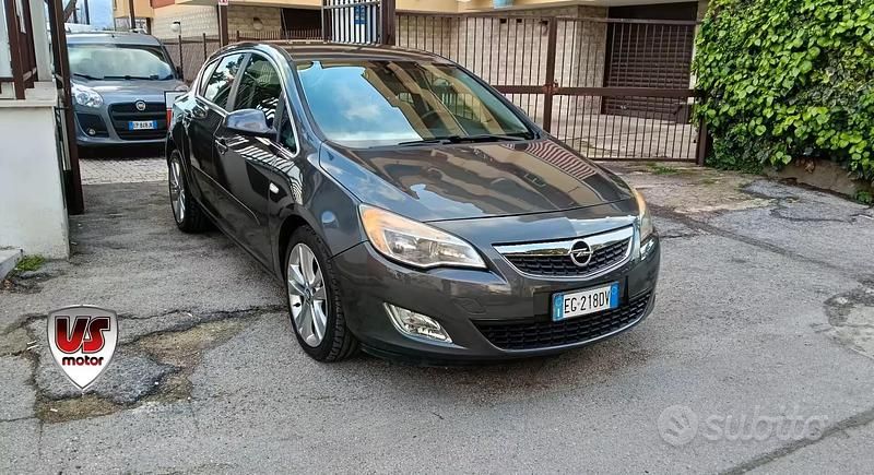 Usata Opel Astra Cosmo 110 CV (80 kW) 2010 Gray Berlina