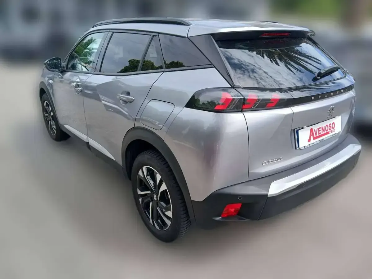 Usata Peugeot 2008 Allure 102 CV (75 kW) 2023 Argento metallizzato SUV
