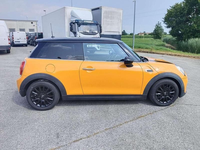 Usata Mini Cooper D 116 CV (85 kW) 2017 Arancione Utilitaria