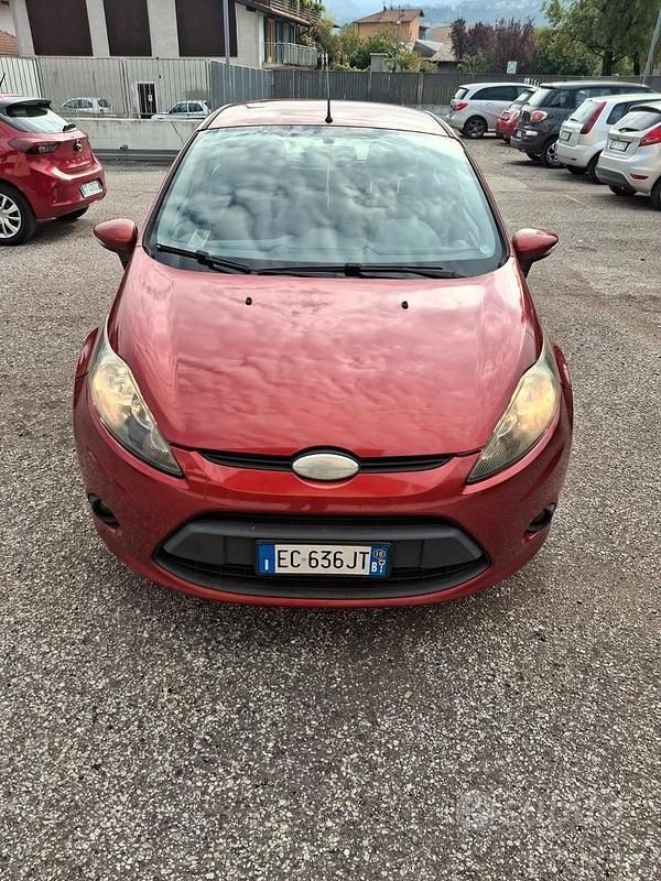 Usata 2010 Ford Fiesta Titanium Due volumi | 3750 € (Buon prezzo) - Immagine 1/4
