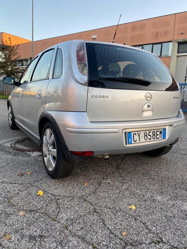 Usata Opel Corsa Enjoy 69 CV (50 kW) 2005 Grigio Berlina